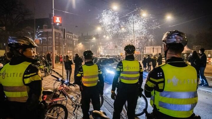 Politie doodziek van falend vuurwerkbeleid, weigeren te werken met O&N: ‘We zijn geen kanonnenvoer’